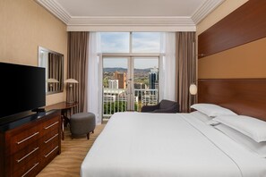 Minibar, safe på rommet, skrivebord og blendingsgardiner