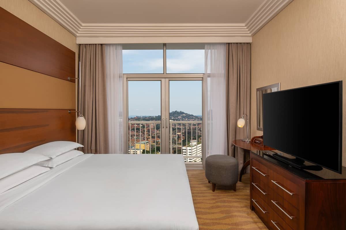 Club Suite, 1 King Bed, Non Smoking, Balcony | Minibar, in-room safe, desk, blackout drapes