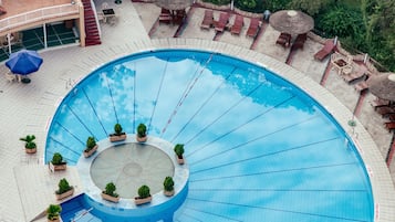 Piscina externa, guarda-sóis, espreguiçadeiras