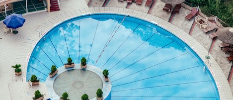 Piscine extérieure, parasols de plage, chaises longues