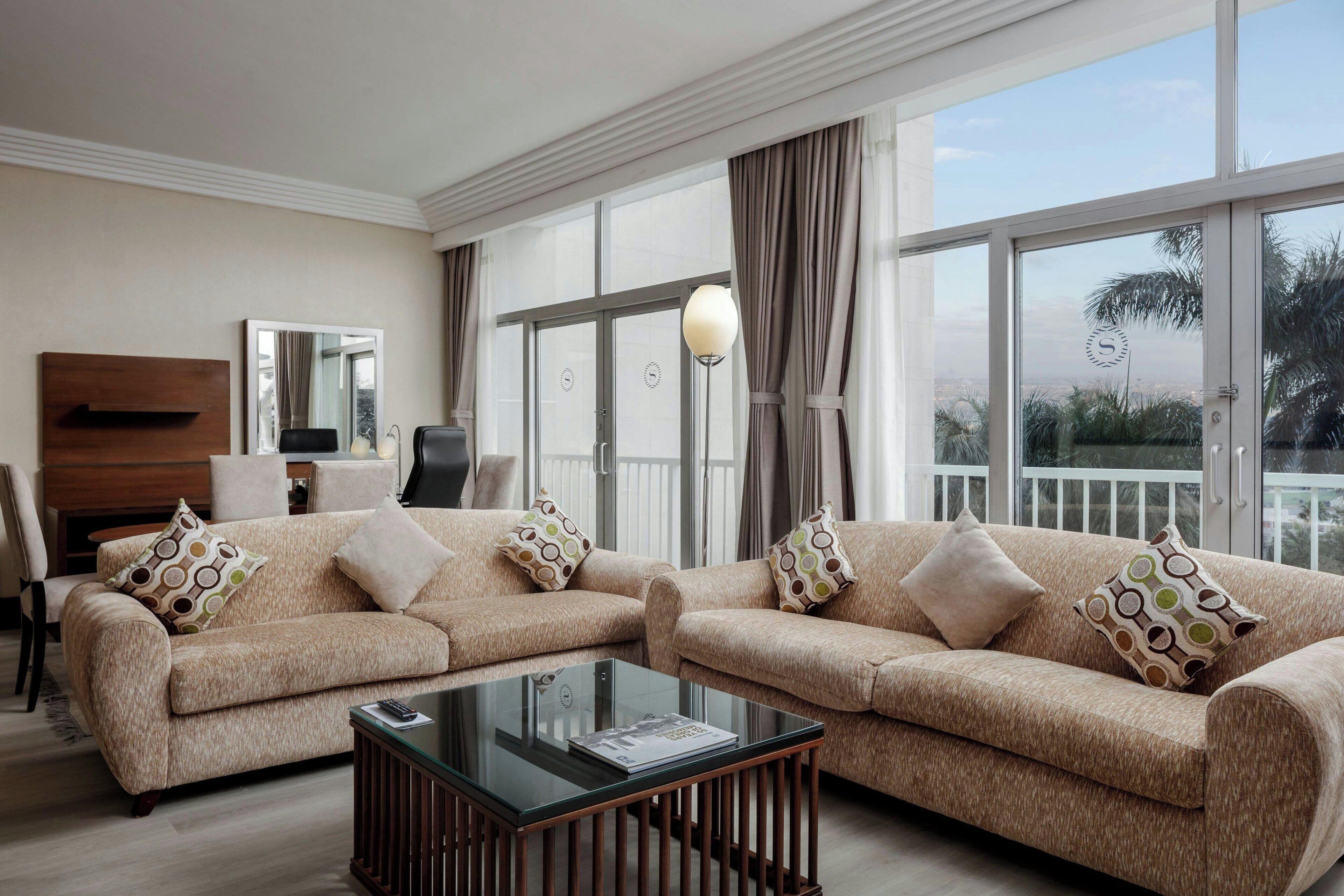 小型套房, 1 间卧室, 阳台 | 客厅 | 32-英寸纯平电视 （配备卫星频道）、电视