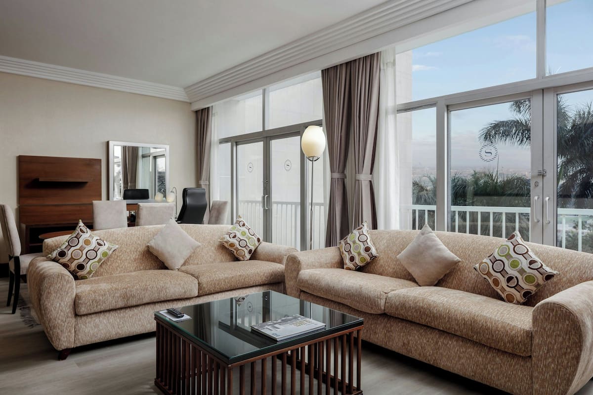 Suite Junior, 1 chambre, balcon | Salle de séjour | Téléviseur à écran plat de 32 po avec télévision par satellite