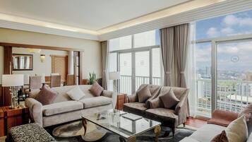 Presidential-Suite, 1 Doppelbett | Wohnzimmer | 32-Zoll-Flachbildfernseher mit Satellitenempfang, Fernseher