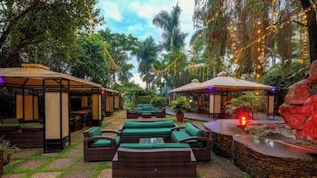 2 bares/lounges, bar ao lado da piscina