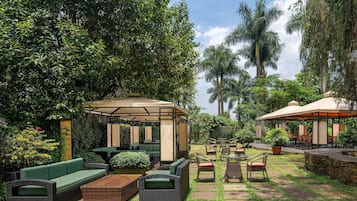 2 Bars/Lounges, Poolbar