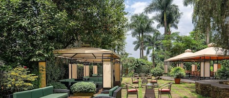 2 bars-salons, bar attenant à la piscine