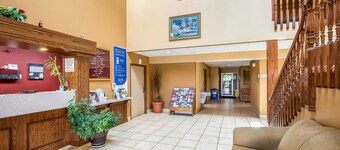Econo Lodge Inn & Suites