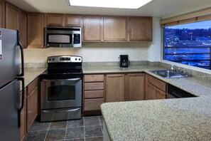 Refrigerador con freezer, microondas, placa de cocina, lavavajillas