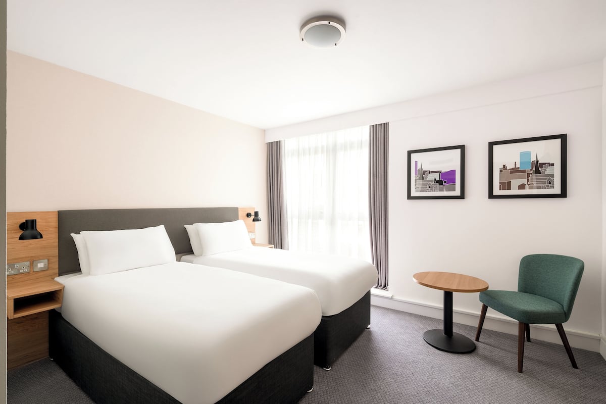 Quarto standard, 2 camas de solteiro | Frigobar, cofres nos quartos, escrivaninha
