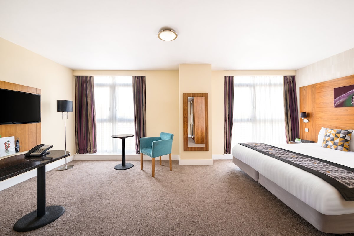 Minibar, in-room safe, desk, laptop workspace