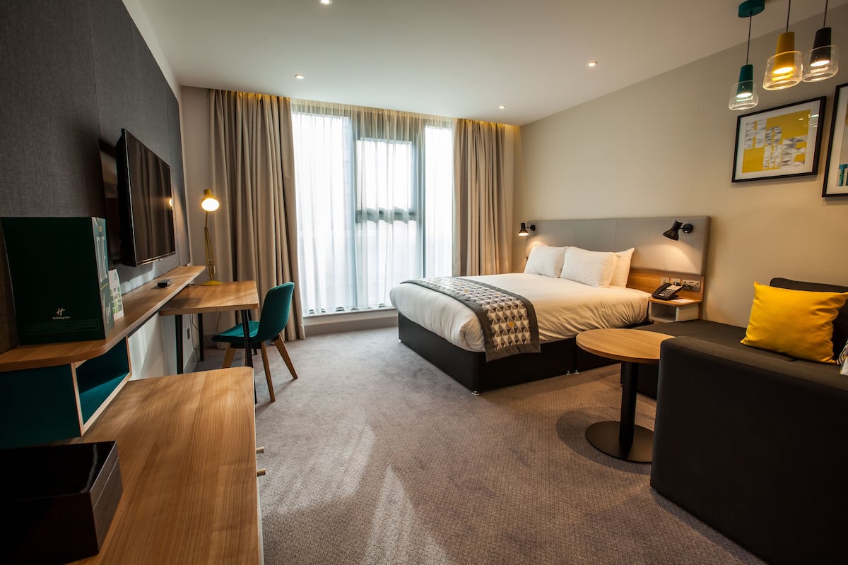 Minibar, in-room safe, desk, laptop workspace