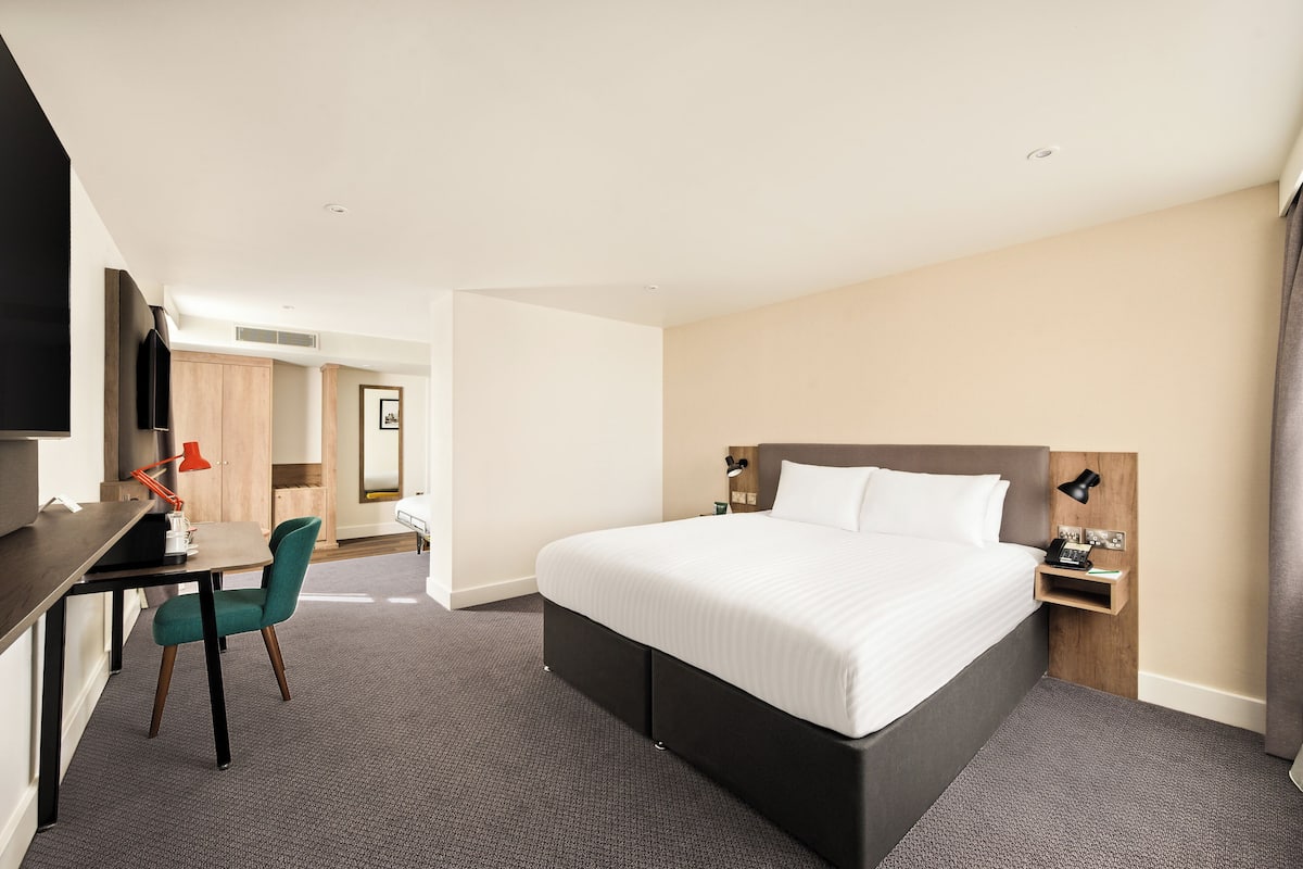 Premium Room, 1 King Bed with Sofa bed (Single Sofa)