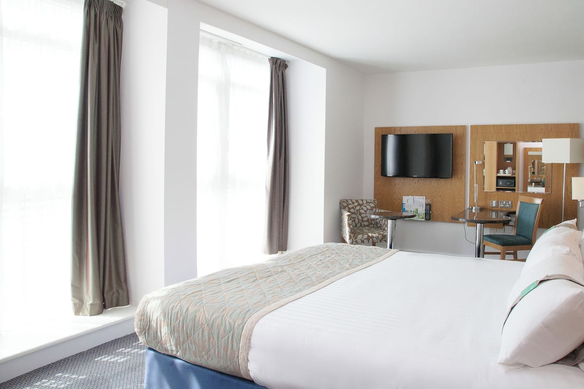 Minibar, in-room safe, desk, laptop workspace