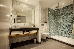 Combined shower/tub, free toiletries, hair dryer, towels - Holiday Inn Birmingham City Centre by IHG (Birmingham)