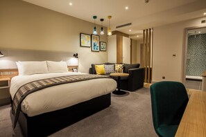 迷你吧、客房内保险箱、办公桌、笔记本电脑工作区