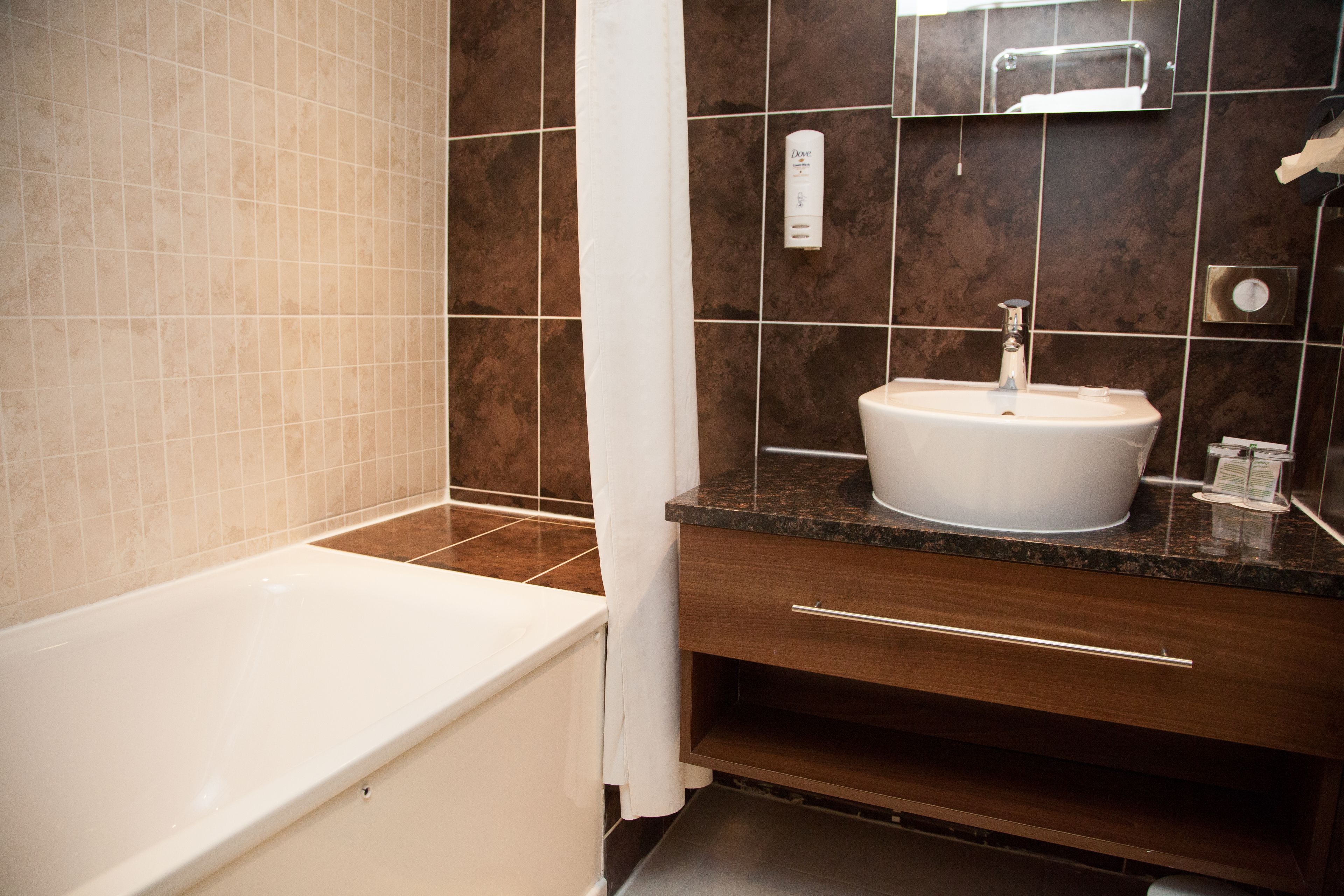 Combined shower/tub, free toiletries, hair dryer, towels