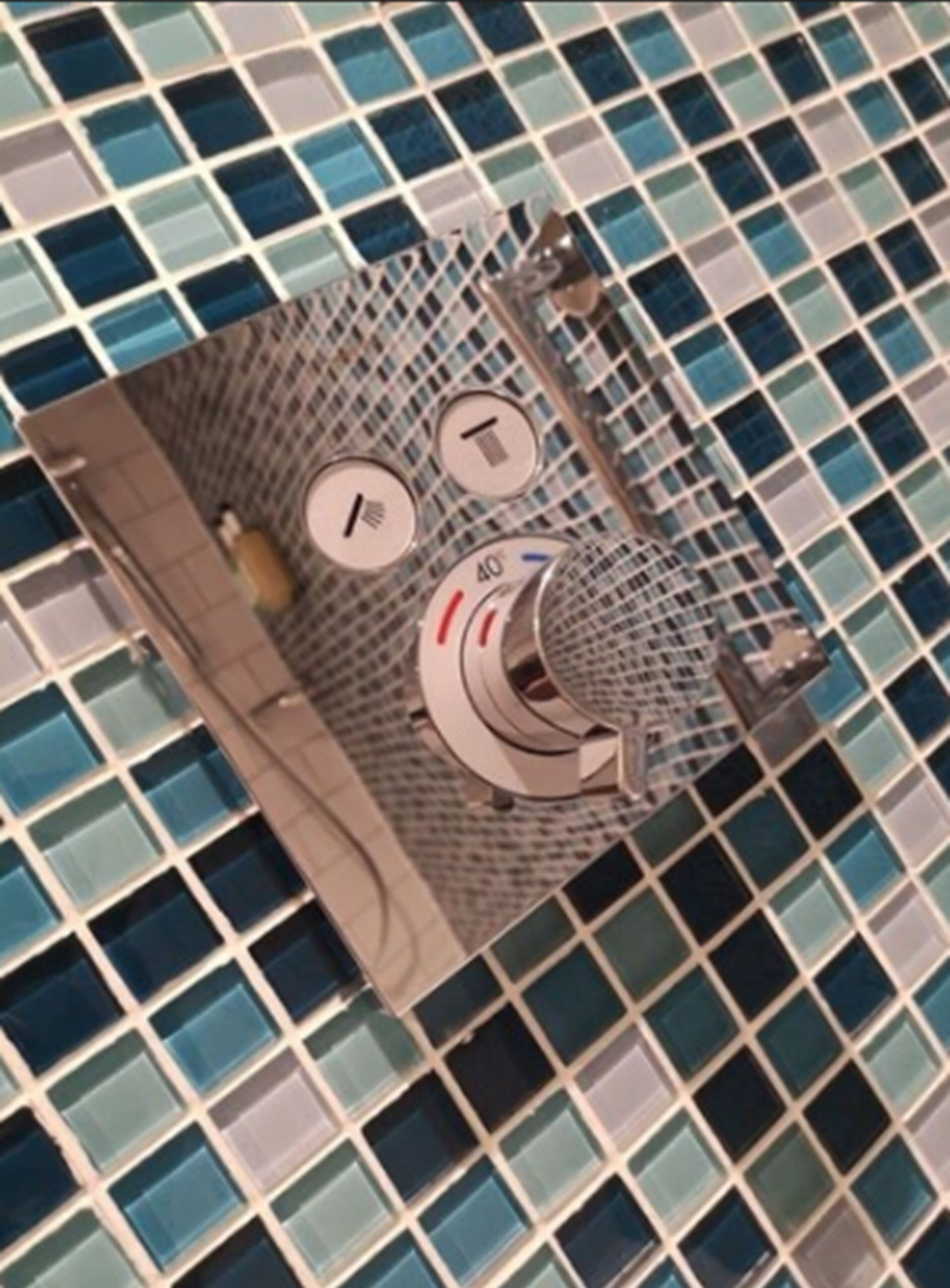 Combined shower/tub, free toiletries, hair dryer, towels