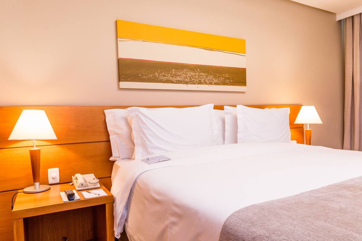 Standard Double Room, 1 King Bed, Partial Ocean View | Bed sheets