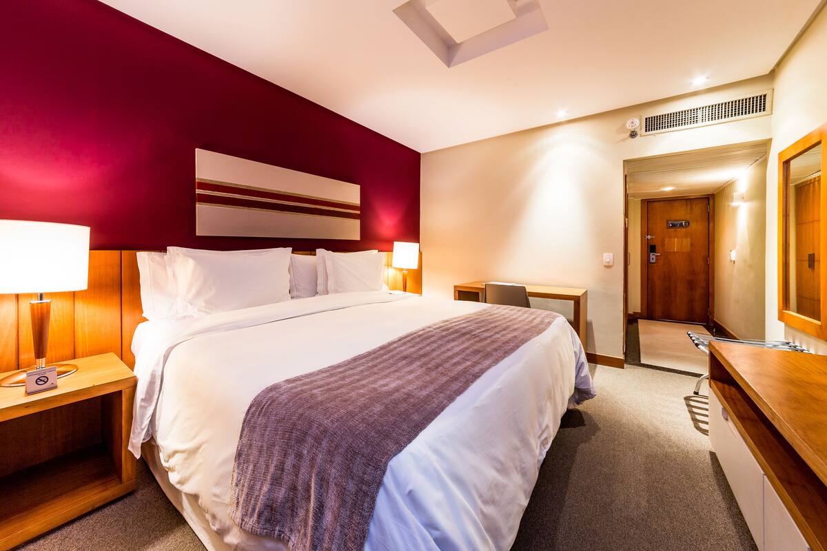 Deluxe Room, 1 King Bed, Ocean View | Bed sheets