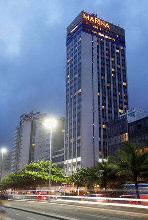 Vista frontal de la propiedad