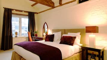 Habitación ejecutiva | Ropa de cama de alta calidad, minibar y decoración personalizada