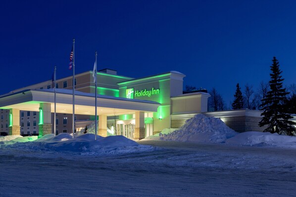 A Holiday Inn hotel with a modern design, featuring a prominent entrance and a well-lit facade. - Holiday Inn Marquette by IHG (Marquette)