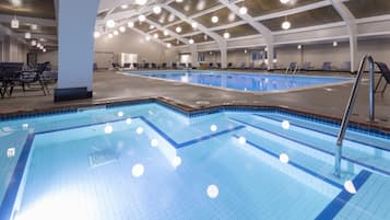 Piscina interna, funciona das 7h às 23h, espreguiçadeiras