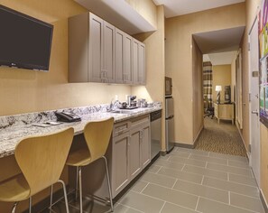 Studio, 1 King Bed, Kitchenette | Hypo-allergenic bedding, down comforters, in-room safe, desk