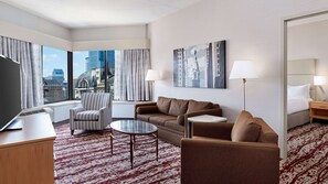 Suite Junior, 1 Tempat Tidur King, akses difabel, Bebas Asap Rokok | Seprai antialergi, selimut bulu angsa, brankas, dan meja kerja