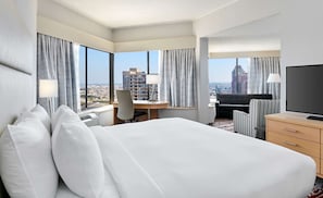 Junior Suite, 1 King Bed (High Floor) | Allergiatestatut vuodevaatteet, untuvapeitot, tallelokero huoneessa