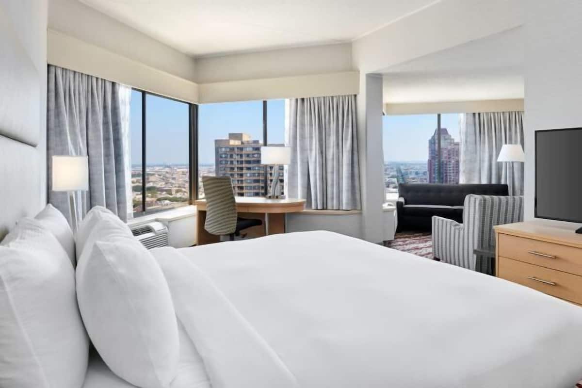 Hypo-allergenic bedding, down duvets, in-room safe, desk