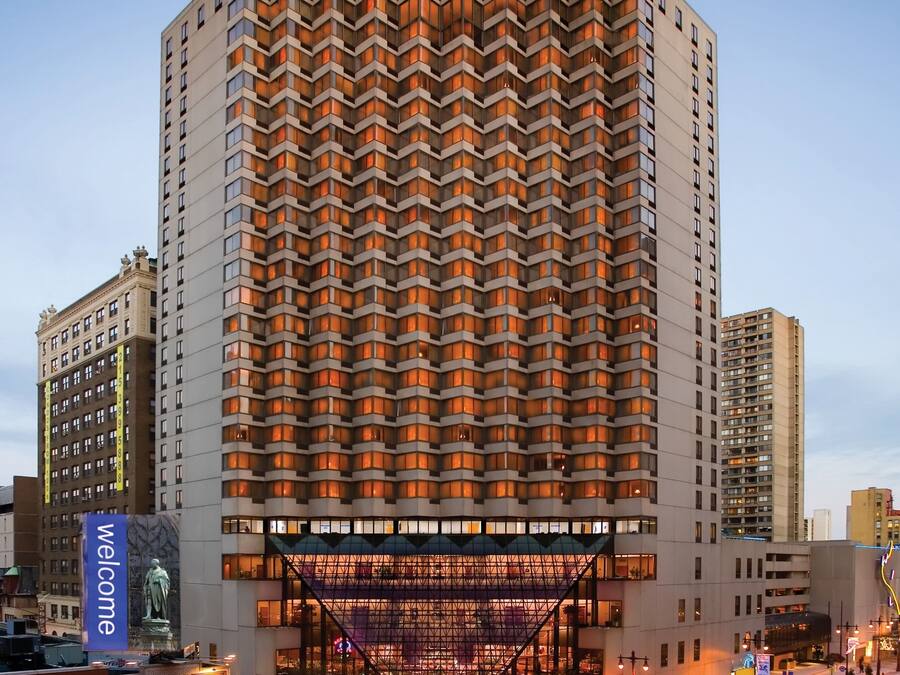Un hotel moderno con una facciata geometrica caratteristica e un ingresso imponente.