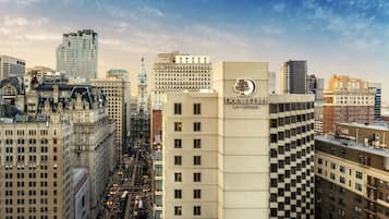 Located in the heart of the city, this hotel offers a central location.