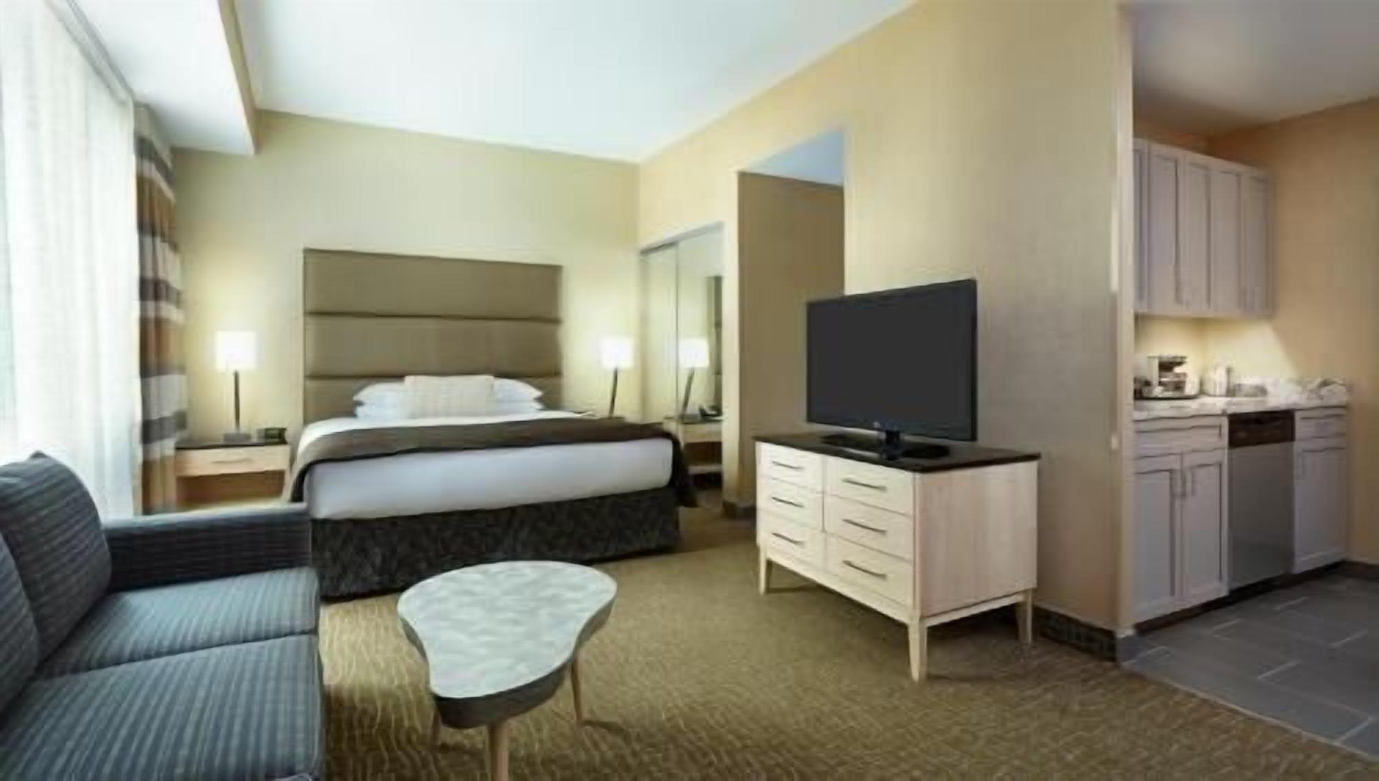 Hypo-allergenic bedding, down comforters, in-room safe, desk
