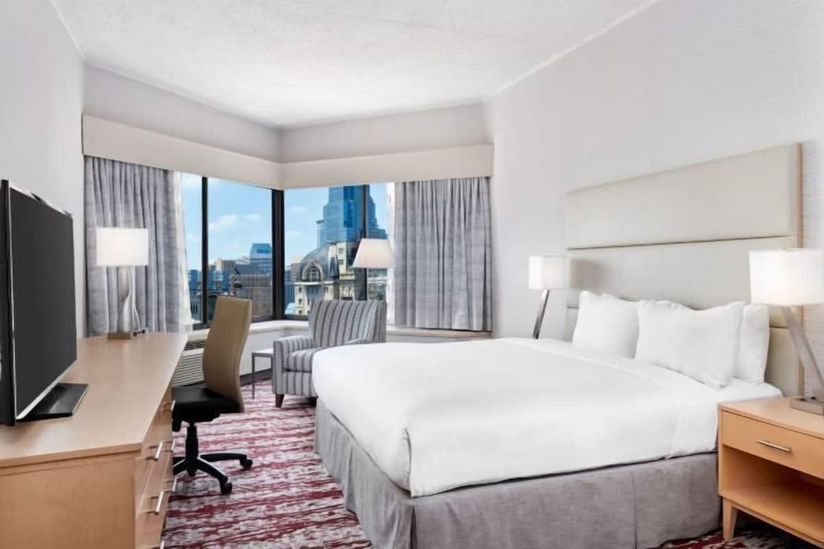 Hypo-allergenic bedding, down duvets, in-room safe, desk