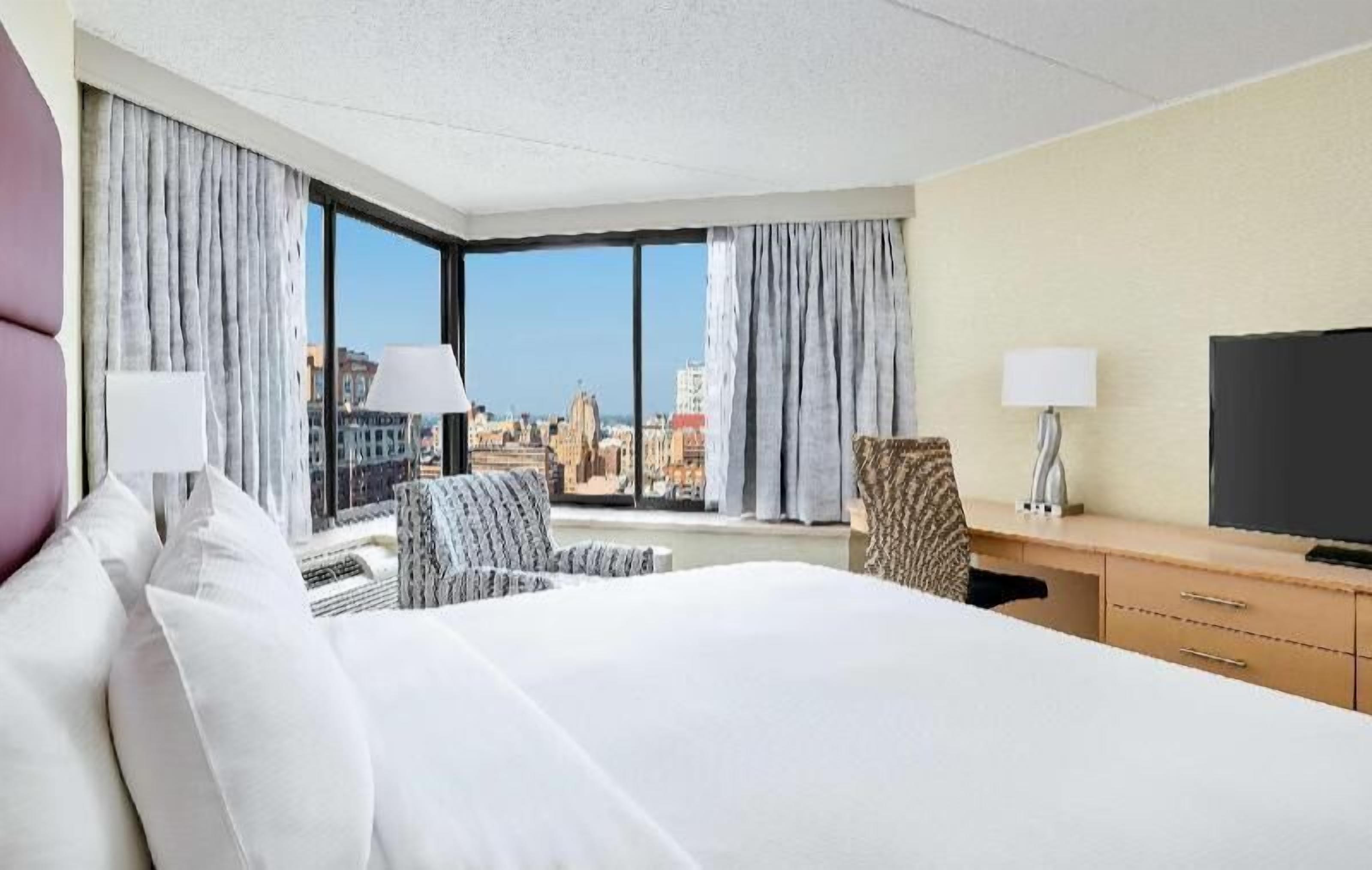 Hypo-allergenic bedding, down comforters, in-room safe, desk