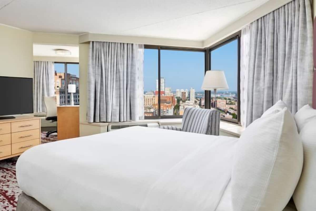 Hypo-allergenic bedding, down duvets, in-room safe, desk