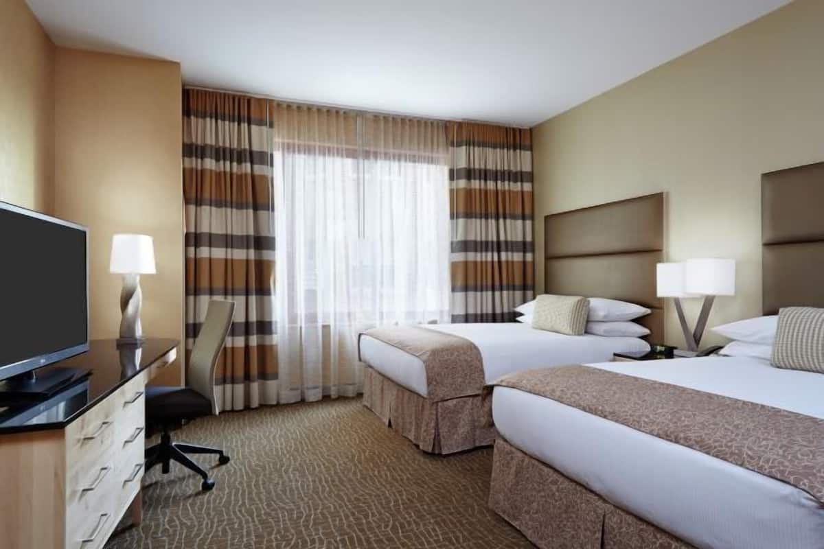 Hypo-allergenic bedding, down duvets, in-room safe, desk