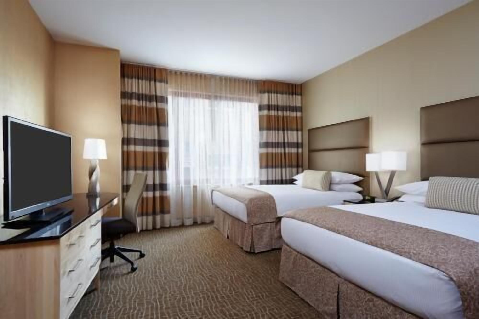 Hypo-allergenic bedding, down comforters, in-room safe, desk