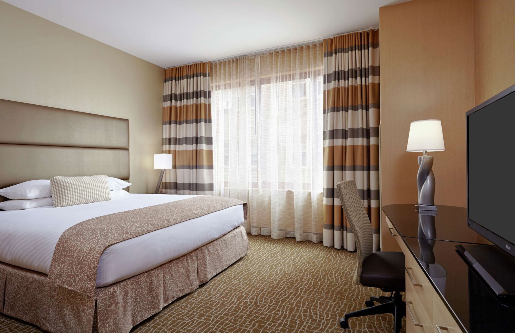 Hypo-allergenic bedding, down comforters, in-room safe, desk