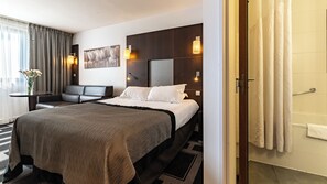 Standardzimmer, 1 Doppelbett und Schlafsofa | Minibar, Zimmersafe, individuell eingerichtet, Schreibtisch
