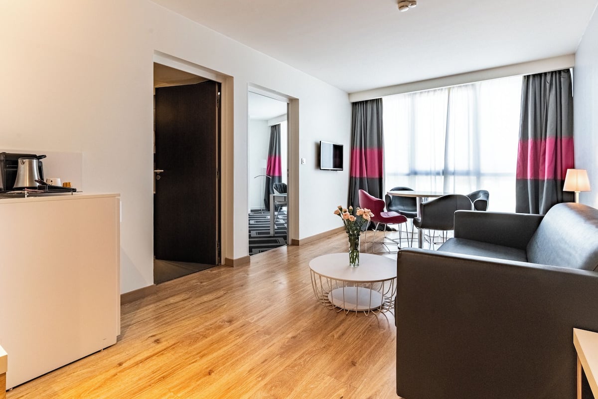 Suite, 1 Tempat Tidur King dengan tempat tidur Sofa | Minibar, brankas, meja kerja, dan ruang kerja ramah laptop