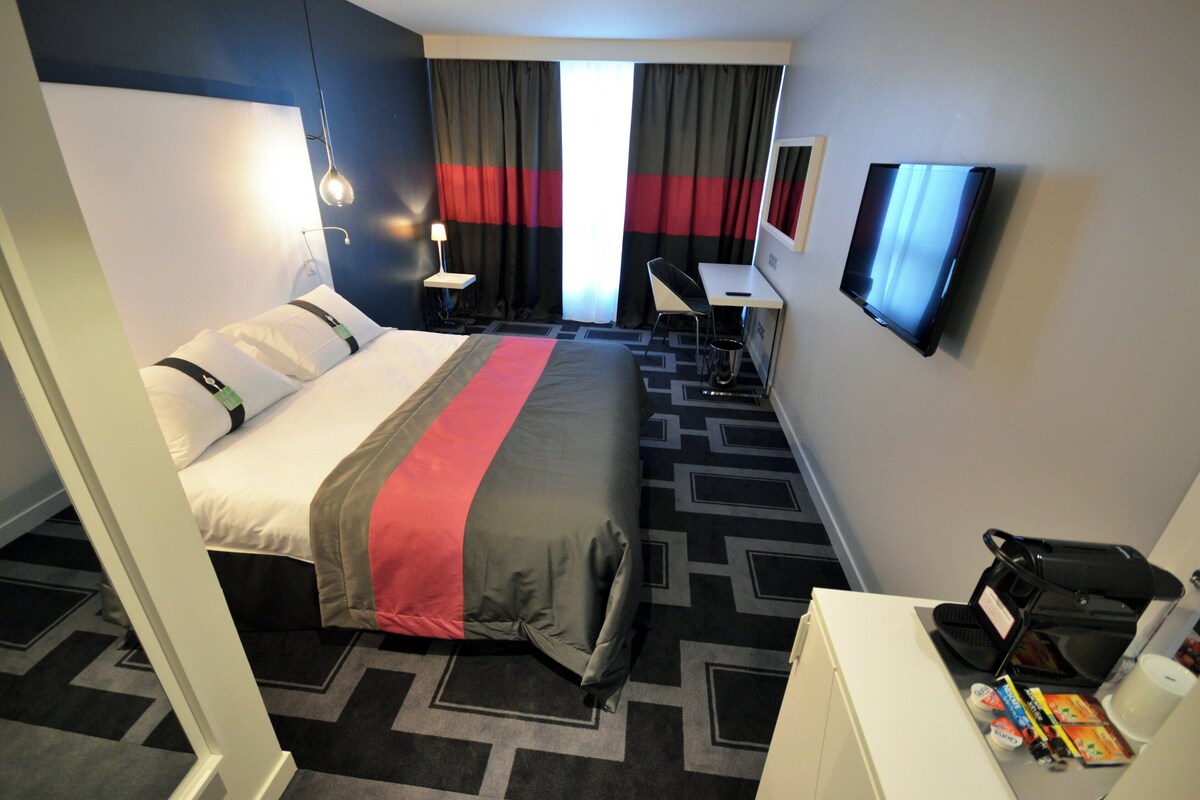 Standard Room, 1 Queen Bed (Bath/Shower Combo)