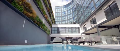 Piscine extérieure, chaises longues