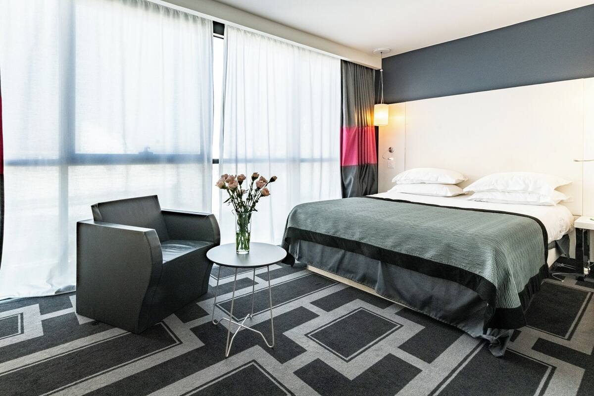 Kamar Standar, 1 Tempat Tidur Queen (Bath/Shower Combo) | Minibar, brankas, meja kerja, dan ruang kerja ramah laptop