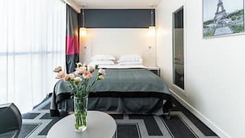 Minibar, caja de seguridad en la habitación y muebles diferentes