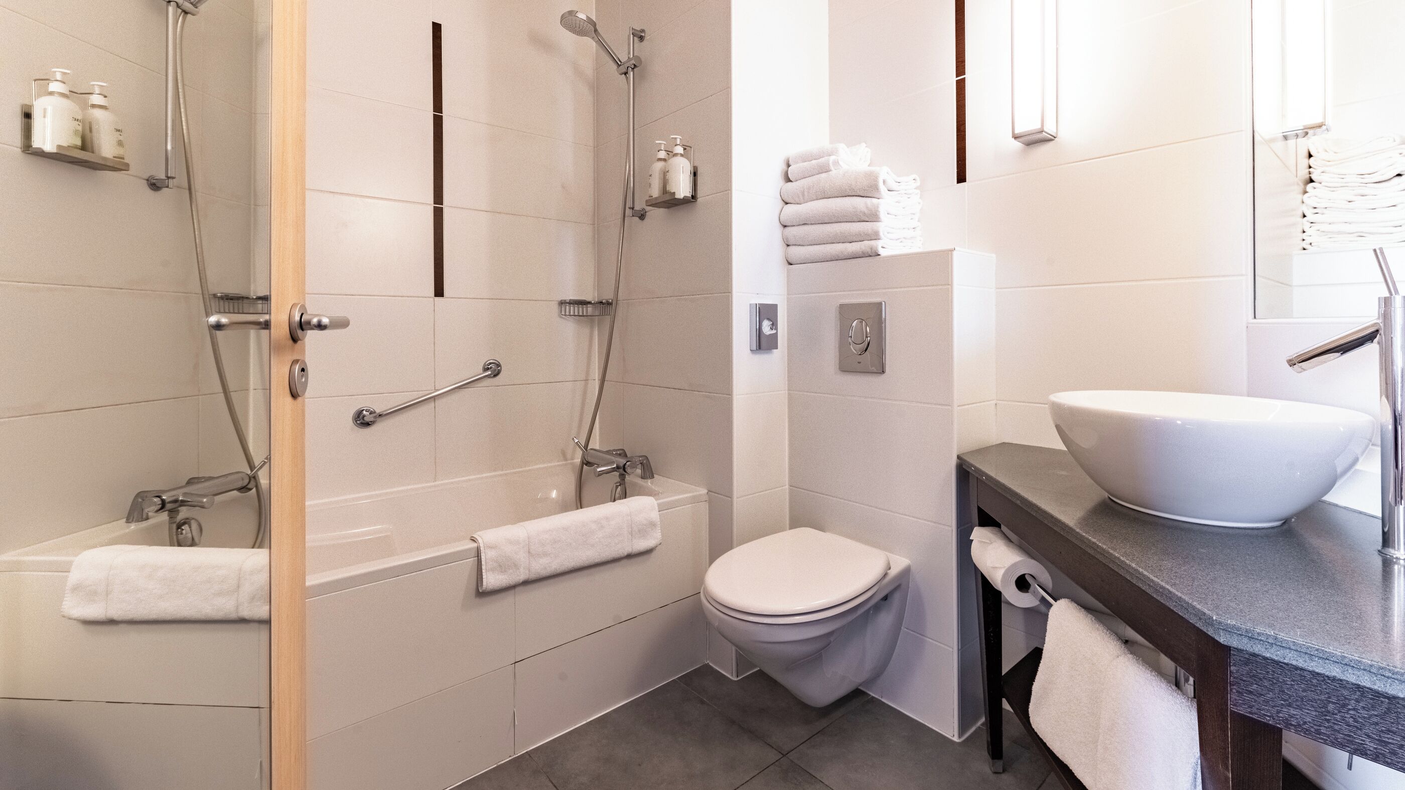Un baño moderno con bañera, inodoro y lavamanos.