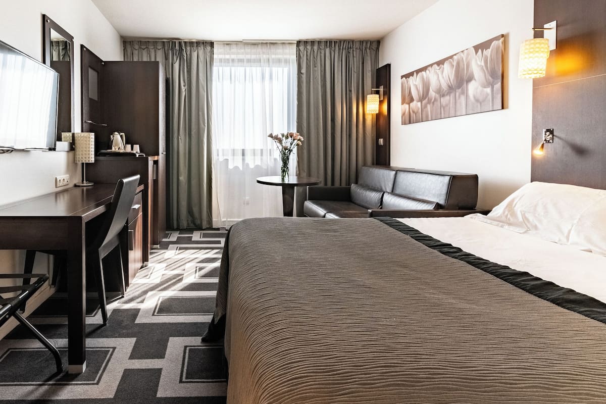 Kamar Standar, 1 Tempat Tidur Double dengan tempat tidur Sofa | Minibar, brankas, meja kerja, dan ruang kerja ramah laptop