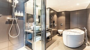 Suíte, 1 cama King e sofá-cama | Banheiro | Produtos de toalete grátis, secador de cabelo, toalhas de banho 
