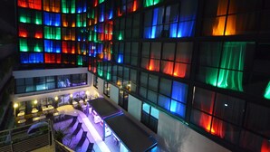 Un hôtel à plusieurs étages, doté d’espaces extérieurs aménagés et d’une piscine.